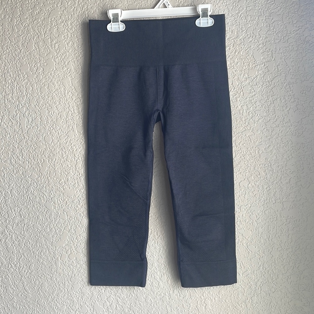 Navy blue LULULEMON capri- leggings (4)